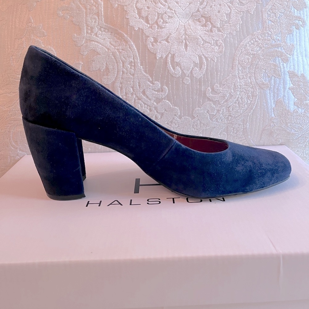 Halston Navy Blue Kid SuedeHeels Classic pumps in gorgeous blue color. Size 7 - Picture 4 of 12